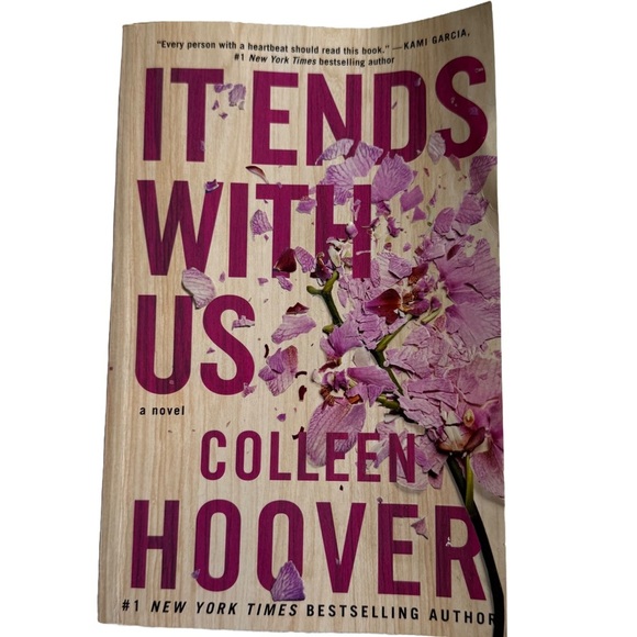 IT ENDS WITH US BY COLLEEN HOOVER ROMANCE AND FICTION PAPERBACK NOVEL - Picture 2 of 4